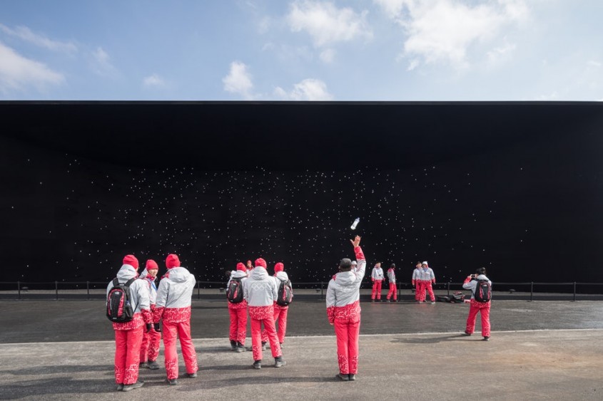 <b>Vantablack Pavilion, Pyeongchang, Coreea de Sud - Laurian Ghinitoiu (Germania)</b>