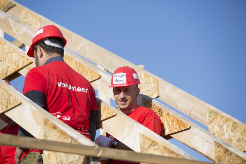 Habitat for Humanity caută 100 voluntari care vor construi 8 case în 5 zile la BIG