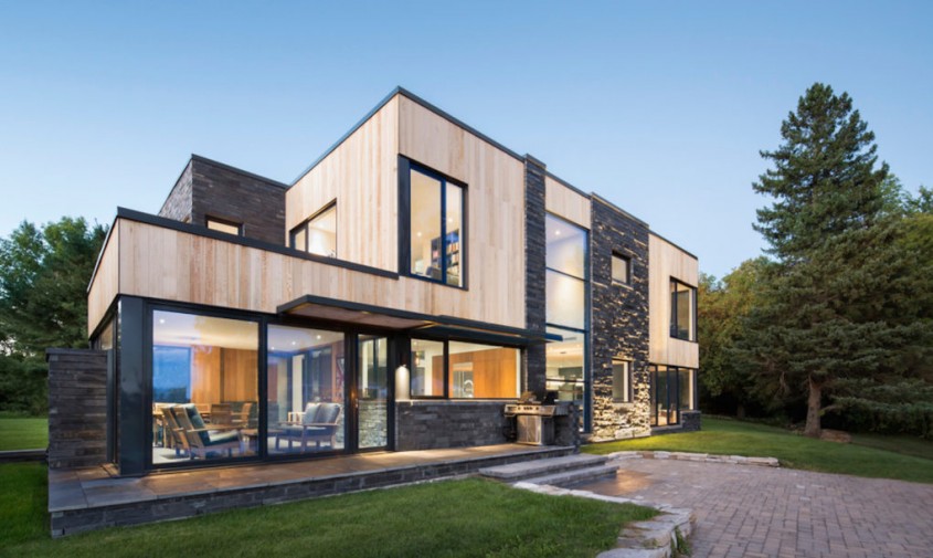 Design modern şi elemente rustice într-o casă construită cu materiale naturale