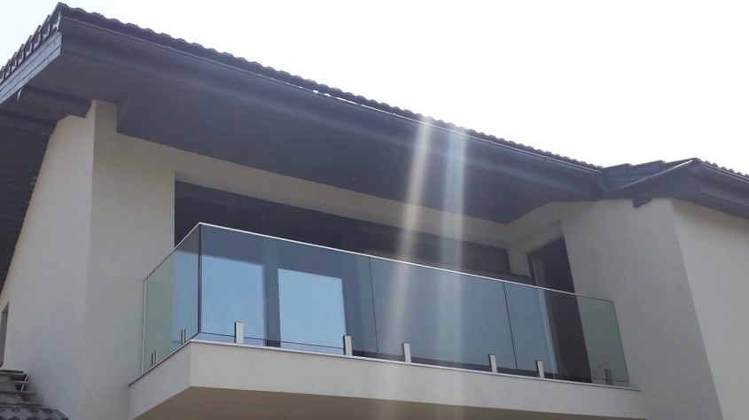 Utilizarea balustradelor din sticlă, atât la interior, cât și la exterior