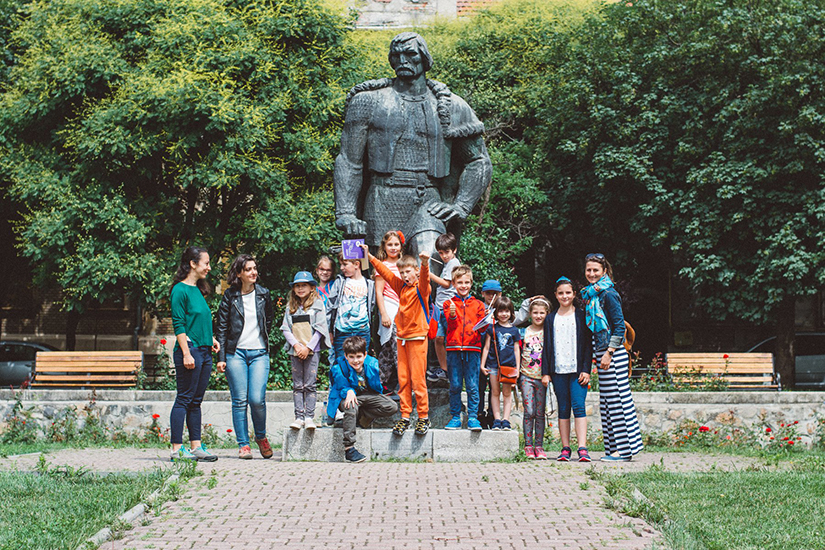 Entuziasmul de la finalizarea turului pentru copii din cadrul proiectului „Tur de Arhitectură”; foto: Alexandru Todirică