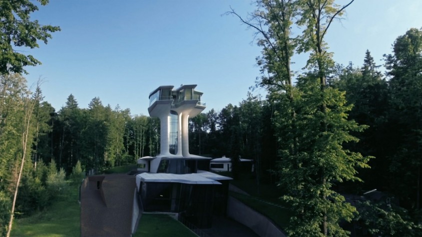 Singura casă proiectată de Zaha Hadid o "navă spațială" în inima unei păduri din Rusia tocmai