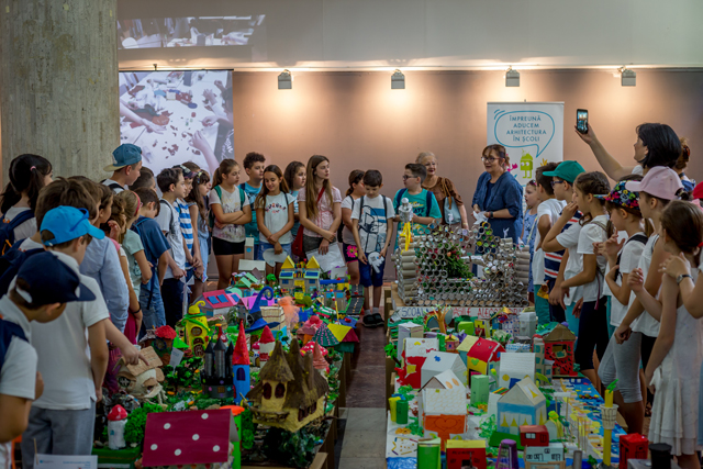 Evenimentul dedicat expoziţiilor claselor De-a arhitectura încheie anul şcolar 2017-2018 în toată ţara