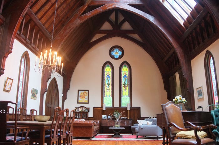 O biserică veche transformată într-o locuință pentru o familie cu trei copii