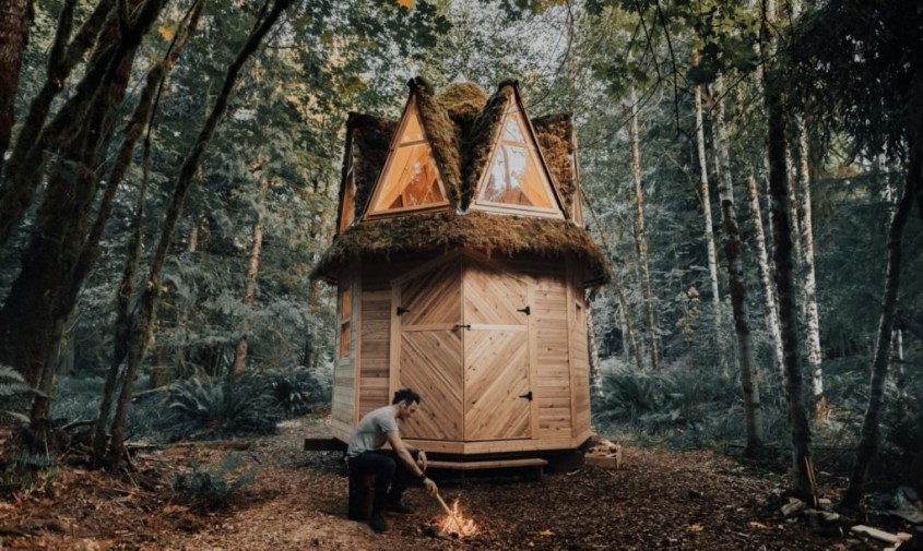 Un învățător construiește cabane ca din basmele cu zâne