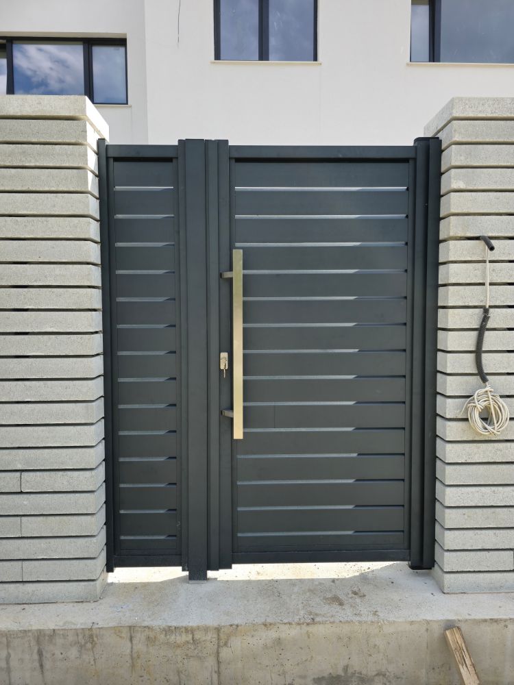Poarta din aluminiu HERA – profil prismă patrulateră, design și durabilitate