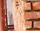 Caramida aparenta recuperata din demolari, cu o vechime de 50 de ani