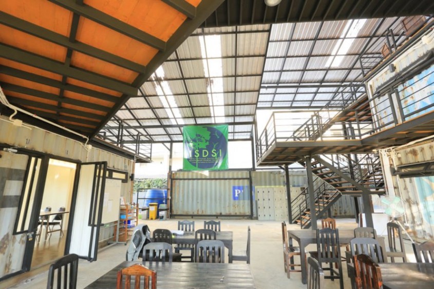 Acest campus din containere maritime în care se învață despre sustenabilitate este o lecție în sine