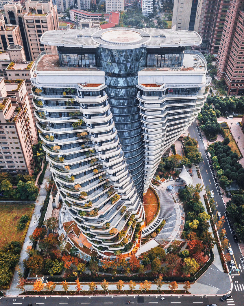 Uluitorul turn răsucit al lui Vincent Callebaut este aproape gata (Foto)