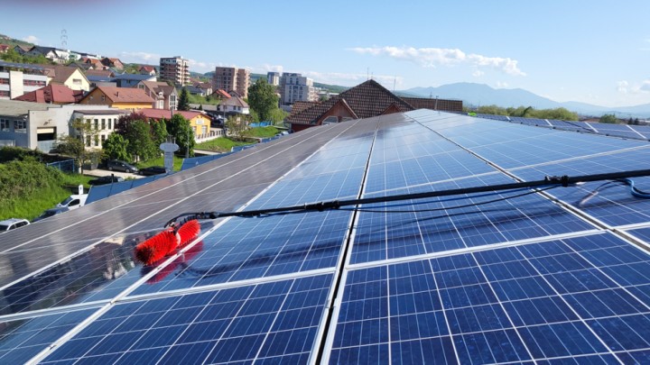 Un nou serviciu Simacek: Curățare și eficientizare panouri fotovoltaice