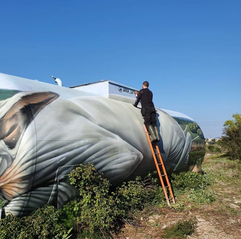 Un artist francez a transformat o cisternă veche într-o pisică Sphynx uriaşă