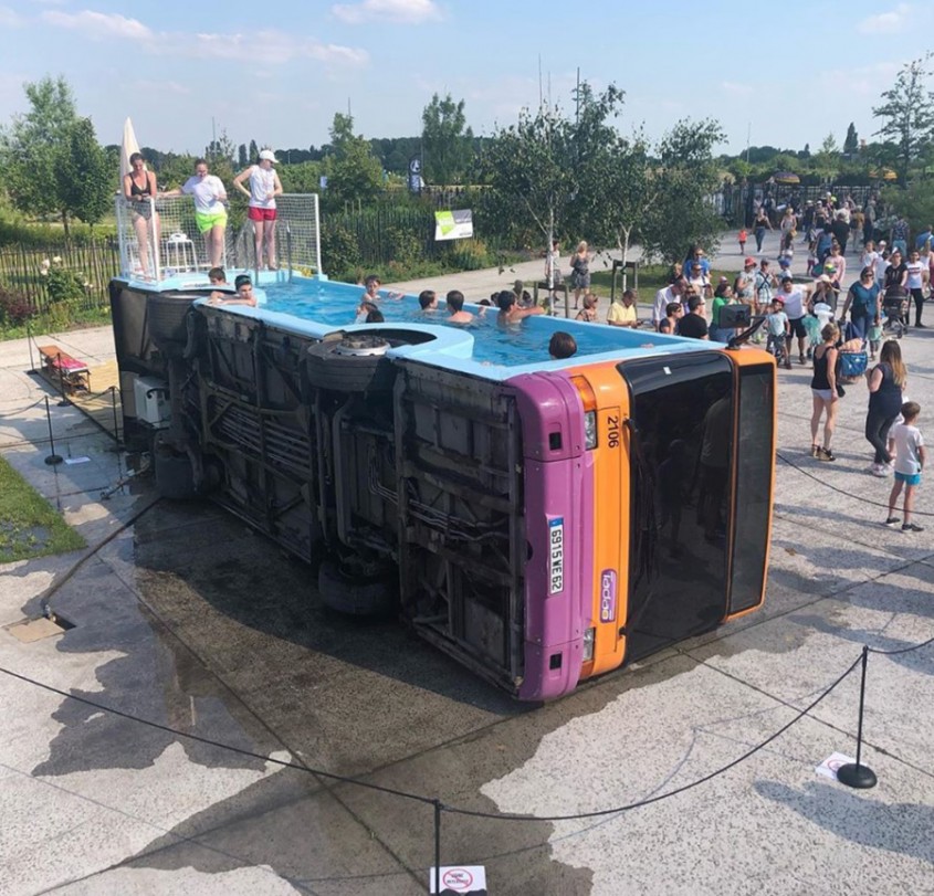 Un autobuz vechi a fost transformat într-o piscină încăpătoare