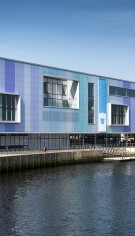 Inovație și culoare la Belfast Waterfront: Un proiect spectaculos de 1.750 m&sup2; din policarbonat colorat