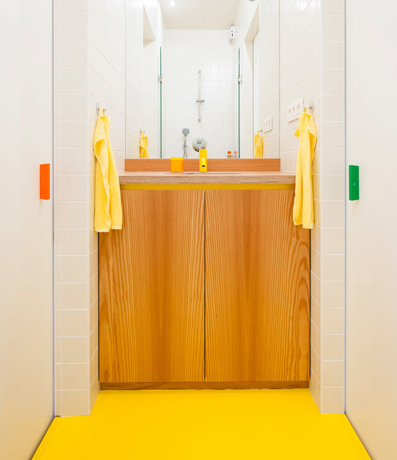 Zece exemple despre cum puteți insera un strop de galben în baie