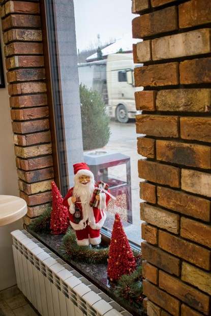 Vedere de aproape - caramida aparenta in interiorul brutariei  Iasi Amedio Ideas