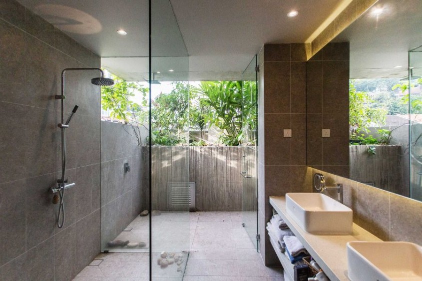 Casa-jardinieră în care proprietarii cresc zeci de specii de plante comestibile