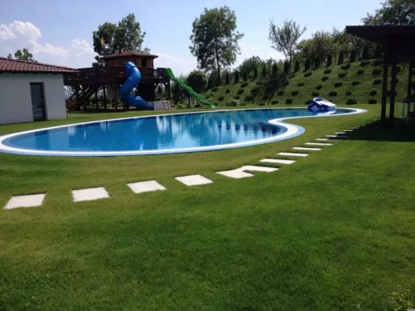 Cum să transformi curtea unei vile într-o oază de relaxare și eleganță