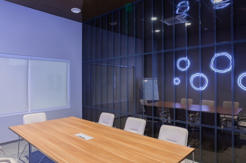 Compartimentarea spațiilor de birouri cu pereți din sticlă - soluții eficiente ce susțin performanța 