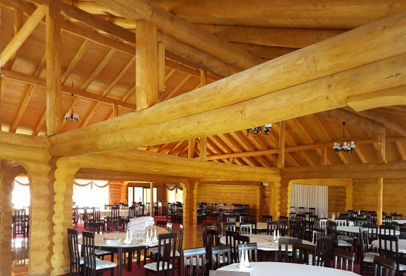 Tratarea lemnului folosit la un restaurant din buștean rotund din Valea Avrigului