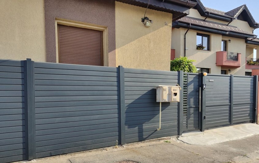 Poarta din aluminiu HERA – profil prismă patrulateră, design și durabilitate
