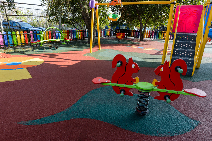 Proiectul de modernizare a locurilor de joacă din Constanţa a fost reluat