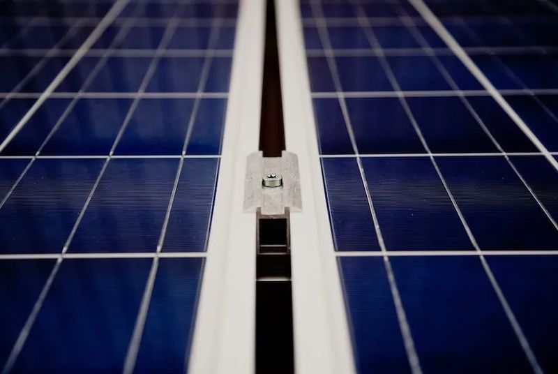 Beneficiile montării de panouri fotovoltaice pe acoperișurile comerciale