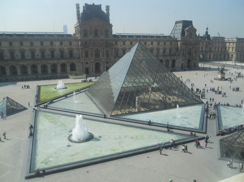 Piramida de la Muzeul Luvru, Paris (1989)