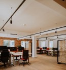 Iluminat arhitectural versatil pentru spații de birouri – Echilibrul între funcționalitate și design industrial