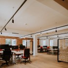 Iluminat arhitectural versatil pentru spații de birouri – Echilibrul între funcționalitate și design industrial