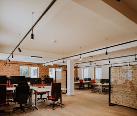 Iluminat arhitectural versatil pentru spații de birouri – Echilibrul între funcționalitate și design industrial