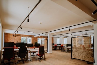 Iluminat arhitectural versatil pentru spații de birouri – Echilibrul între funcționalitate și design industrial