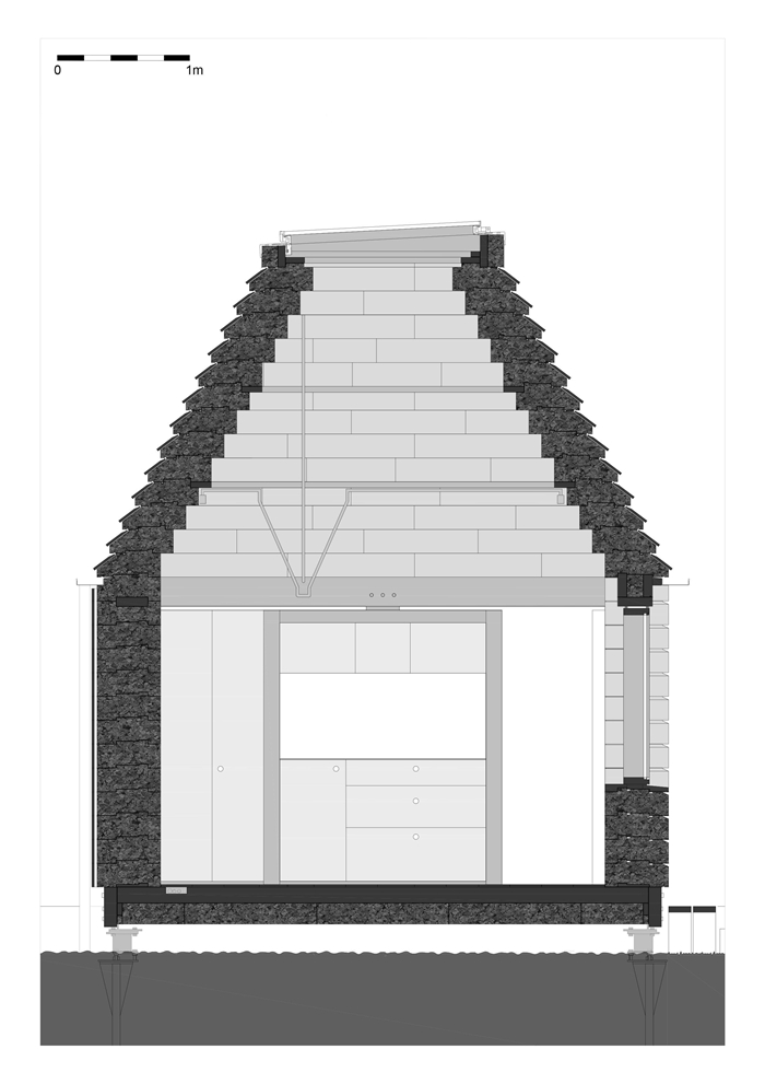 O casă construită aproape în întregime din plută