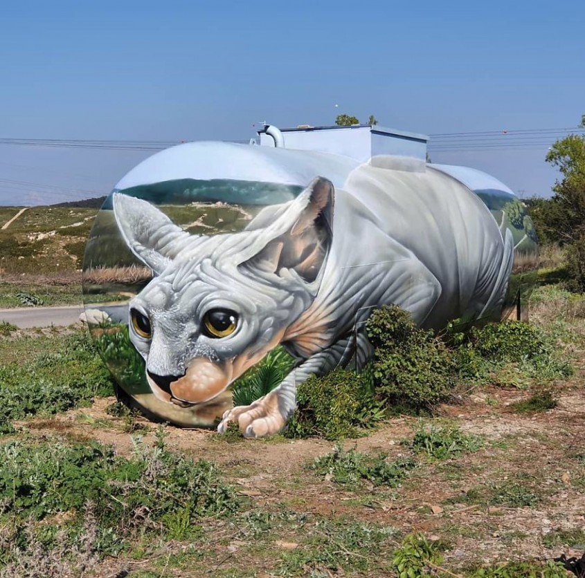 Un artist francez a transformat o cisternă veche într-o pisică Sphynx uriaşă