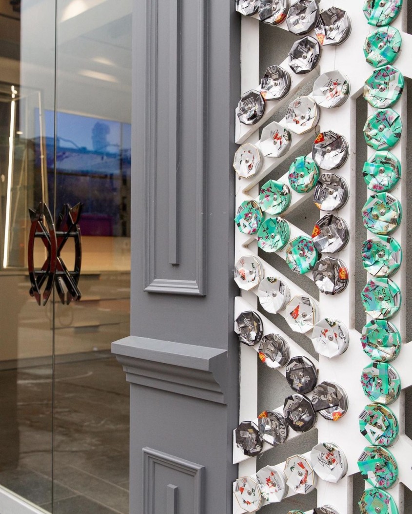 Mii de doze de aluminiu turtite decorează faţada unui magazin