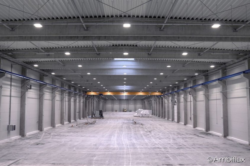 Ambiflux Brick – Iluminatul industrial optim pentru hale și depozite eficiente