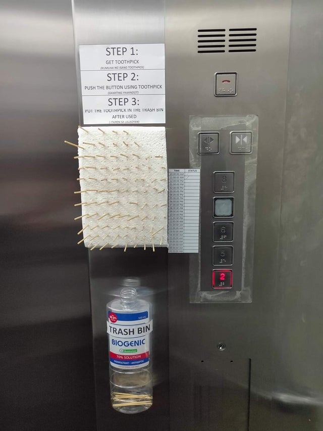 Scobitori puse la dispozitia pasagerilor liftului pentru a nu atinge direct butoanele