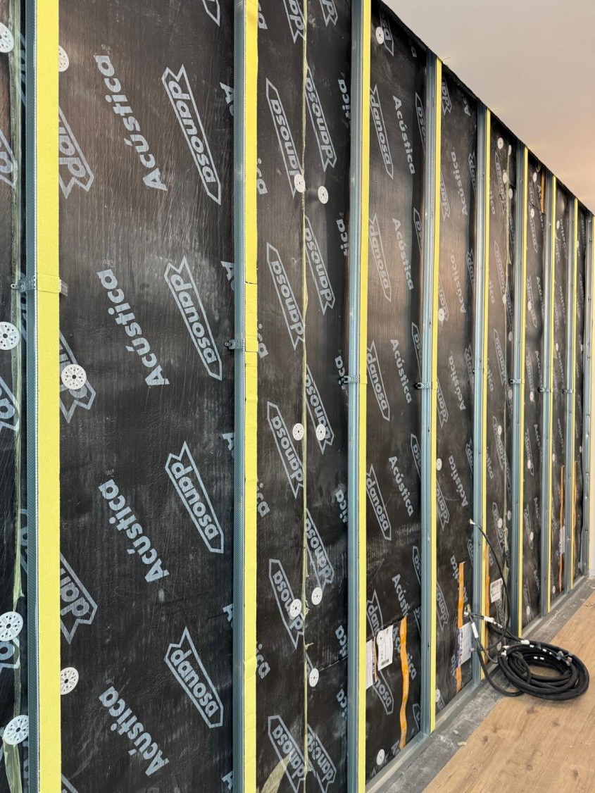 Izolație fonică pereți: metoda corectă pentru eliminarea zgomotului aerian și de impact