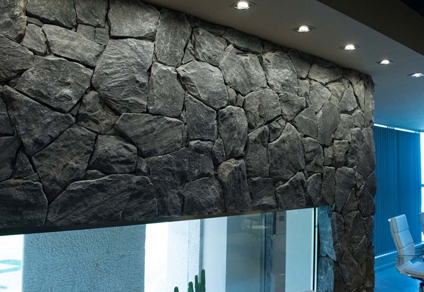 Marmura Poligonală Rock Face Black: Alege piatra naturală pentru un perete statement cu aspect mediteranean