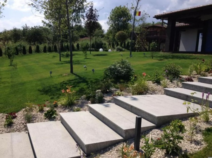 Cum să transformi curtea unei vile într-o oază de relaxare și eleganță