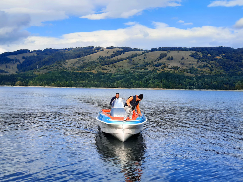 Un ponton plutitor și o casă prefabricată, ideale pentru escapadele de weekend