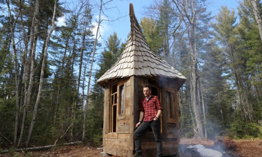 Un învățător construiește cabane ca din basmele cu zâne