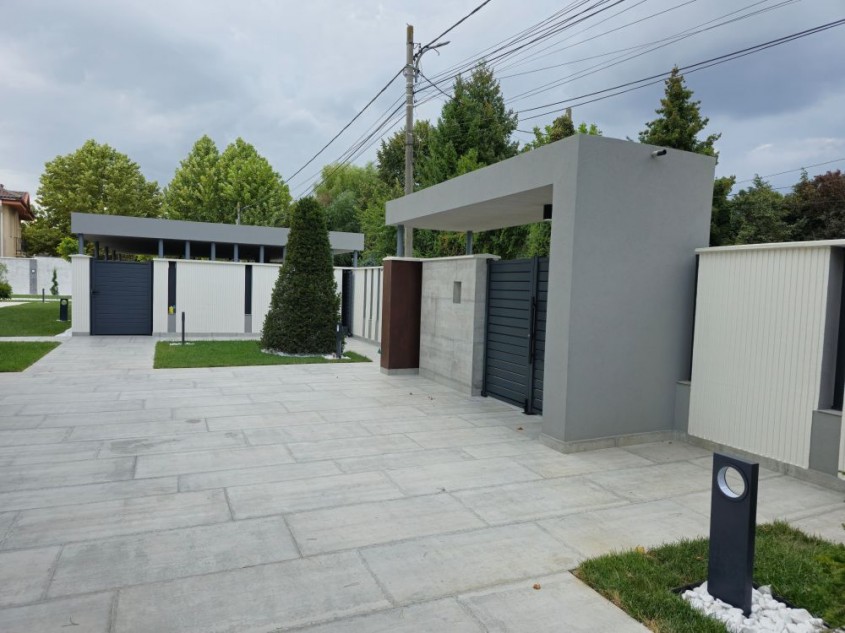 Poarta din aluminiu HERA – profil prismă patrulateră, design și durabilitate
