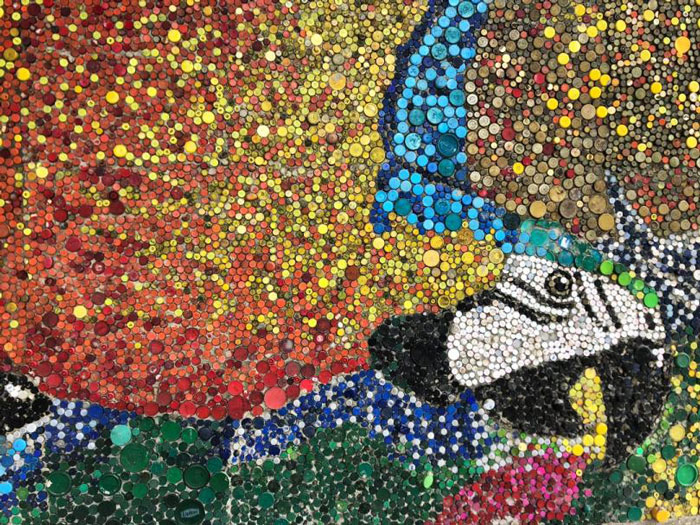 O lucrare murală captivantă realizată cu ajutorul a 200.000 de capace din plastic