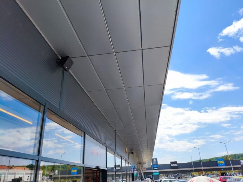 Sonorizarea parcurilor de retail – cum alegem soluția potrivită pentru fiecare zonă?