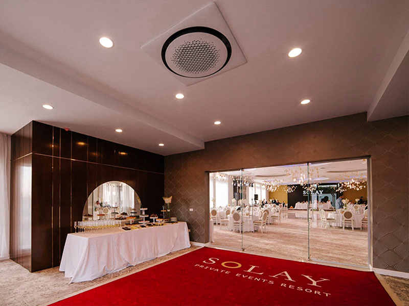 Interior receptie cu tavan fals si corpuri de iluminat incastrabile