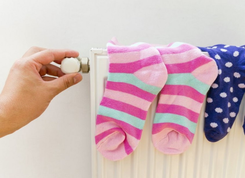 Uscarea hainelor în casă – ce riscuri implică și soluții pentru un aer de calitate