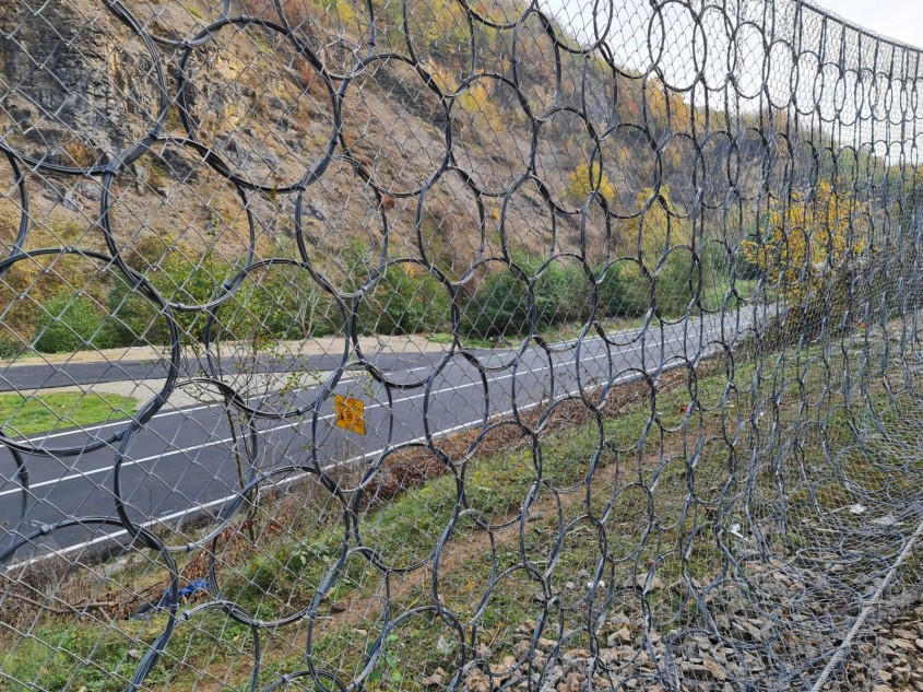 Soluții pentru protecția &icirc;mpotriva căderilor de pietre și stabilizarea versanților: de la bariere flexibile la plase 