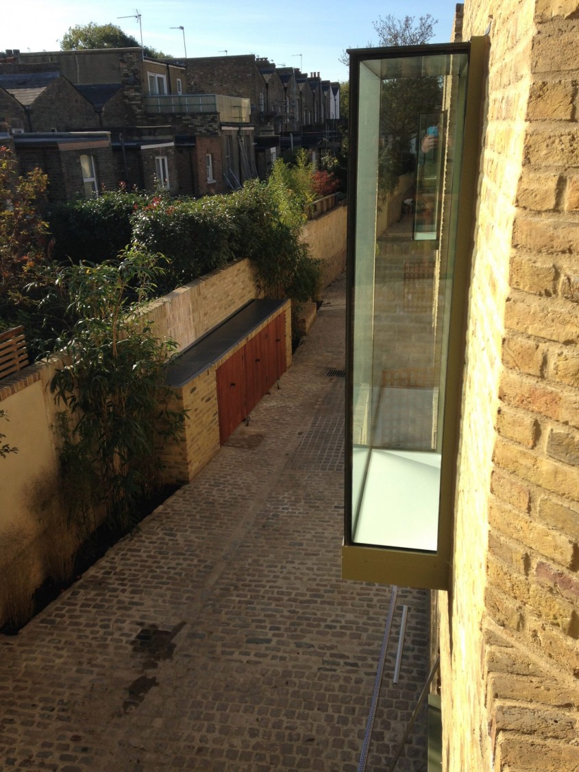 Cutii de sticlă animează fațadele acestor case londoneze