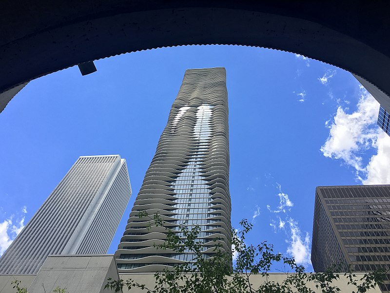 Cladirea Aqua Tower de Studio Gang Architects (2010) - Chicago, SUA