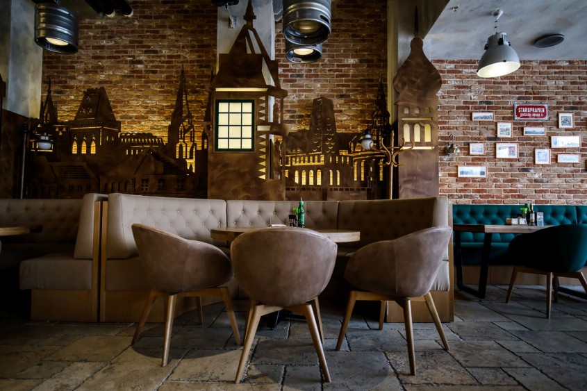 Interior restaurant - pereti placati cu caramida aparenta